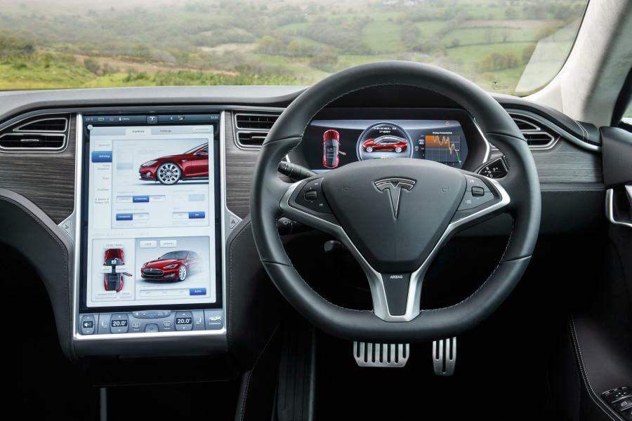  Tesla Model S P85+ 2014 года  (UK) (фото 27 из 30)